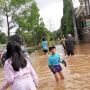 Banjir 2 Meter, Warga Kompleks Nasio Pilih Tetap Bertahan di Lantai 2 Rumah