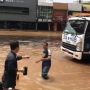 Barista Starbucks Bagikan Kopi di Tengah Banjir Jakarta, Videonya Viral