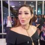 Pakai Rok Mini, 5 Gaya Kece Ayu Dewi Main Golf
