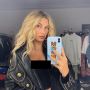 Gaya Seksi Hailey Bieber Cuma Pakai Blazer dan Heels, Begini Detailnya