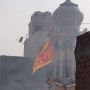 Kerusuhan Rasis, Massa Kibarkan Bendera Dewa Hanoman di Menara Masjid