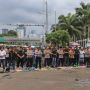 Sebelum Demo, Ojol Salat Jumat Bareng Polisi di Depan Gedung DPR