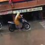 Seng Ada Lawan! Emak-emak Pesepeda Motor Matik Main Hape Padahal Hujan
