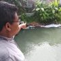 Busa Setinggi 2 Meter Cemari Sungai Belik, Warga Pandes dan Grojogan Geger