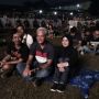 Ganjar Pranowo Lesehan Pakai Jas Hujan Nonton White Snake di JogjaROCKarta