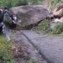 Batu Sebesar Mobil Longsor di Garut, Tutup Jalan ke Pameungpeuk