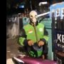 Sopir Ojol Pakai Masker Anti Radiasi, Warganet: Kayak Dibonceng Slipknot