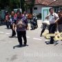 Terobos Lampu Merah, Ambulans Tabrak Pengendara Motor hingga Terkapar