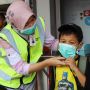 Bagikan Masker Gratis di Stasiun Depok