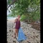 Kotor Banget, Turis Jerman Mau Santai Malah Berujung Bersihin Pantai