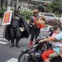 Batman Bersama Gundala Bagi-bagi Jamu untuk Lawan Corona
