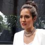 Pevita Pearce Bikin Terpesona saat Pegang Senjata Api: Jadi Deg-degan