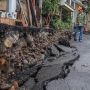 Diguyur Hujan Deras Jalan di Matraman Amblas