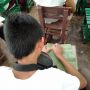 Tak Mampu Beli Buku, Siswa Ini Terpaksa Menulis Pelajaran di Daun Pisang