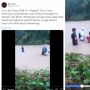 Viral Guru dan Murid SMK di Maluku Utara Seberangi Sungai Demi Ikut Ujian
