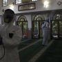 Penyemprotan Disinfektan Cegah Penyebaran Corona di Masjid