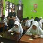 Pelajar Kelas 9 SMP di Kota Blitar Ikuti Ujian Sekolah Pakai Handphone