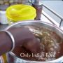 Penjual Aduk Kuah Pakai Tangan Kosong, Warganet: Tidak Kenal Sendok Sayur?