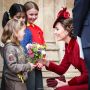Tampil Memesona, Gaya Anggun Kate Middleton Pakai Coat Merah Maroon