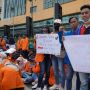Aksi Omnibus Law Surabaya: Undang-undangmu Lebih Kejam dari Undangan Mantan