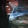 Dua Mobil Mewah Terbakar di Garasi, Petugas Damkar: Diduga dari Bom Molotov
