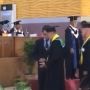 Cegah Corona, Wisudawan Unnes Pakai Sanitizer Sebelum Salaman dengan Rektor
