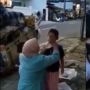 Viral Pemulung Dandani Anaknya sebelum ke Masjid, Aa Gym Sampai Komentar