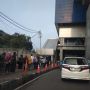 Waspada Corona, Penumpang Menumpuk di Halte TransJakarta hingga MRT