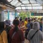 Imbas Jam Dibatasi, Kisah Warga Protes Antrean hingga Berjubel di Bus TJ
