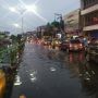 Hujan Deras Disertai Angin Kencang Bikin Jalan Utama Depok Banjir