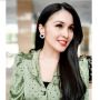 Selalu Terlihat Cantik, Ini Isi Pouch Sandra Dewi
