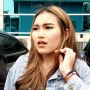 Ayu Ting Ting Berjemur, Warganet Guyon Bilang Jadi Ikan Asin