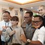 Lawan Virus Corona, Polisi dan Artis Bagi-bagi Masker Gratis