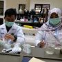 Inovasi nan Alami, Mahasiswa UNY Buat Sabun Pakai Daun Jambu Air