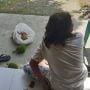 Viral Wanita Kesal Punya Tetangga Terlalu Baik, Curhatannya Diserbu