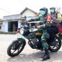 Naik Motor Boncengan TNI dan Polisi Sosialisasi  Cegah Corona