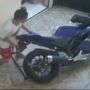 Niat Mau Naik Yamaha R15 Buat Riding, Bocah Ini Malah Bikin Motor Rebahan