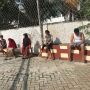 Cegah Penyebaran Covid-19, Warga Sumurbatu Ramai-ramai Berjemur di Lapangan