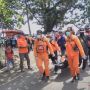 Geger Ditemukan Mayat Nelayan di Pangandaran, Tim SAR Evakuasi Pakai Masker
