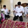 Momen Haru Presiden Jokowi Berdoa di Pusara Ibundanya