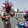 Unik! Ini Cara Polisi India Edukasi Soal Covid-19, Perhatikan Helmnya