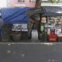 Petugas Menutup Warung Kelontong Untuk Cegah Corona