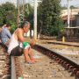 Tingkatkan Imun Tubuh,  Warga Menteng Berjemur di Rel Kereta Api