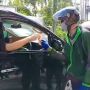 Viral Pengendara Alpard Bermasker Bagi-bagi Duit Rp 100 Ribu ke Driver Ojol