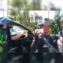 Aksi Dermawan Pengemudi Alphard Bagi-bagi Uang Kepada Driver Ojol