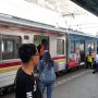 Acuhkan Seruan Anies, Banyak Penumpang Tak Pakai Masker saat Naik KRL
