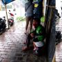 Viral Ojol Kehujanan Peluk Anak, Sosoknya Viral hingga Dicari Kapolres