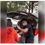 Artis Misterius ini Bagi-bagi Beras Pakai Toyota Alphard , Siapa Ya?