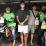 Menerjang Hujan, Abraham Wenas Keliling Jakarta bagi Sembako dan Masker