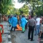 Lelaki Mendadak Terkapar Meninggal di Jalan, Jasad Dievakuasi Tim Pakai APD
